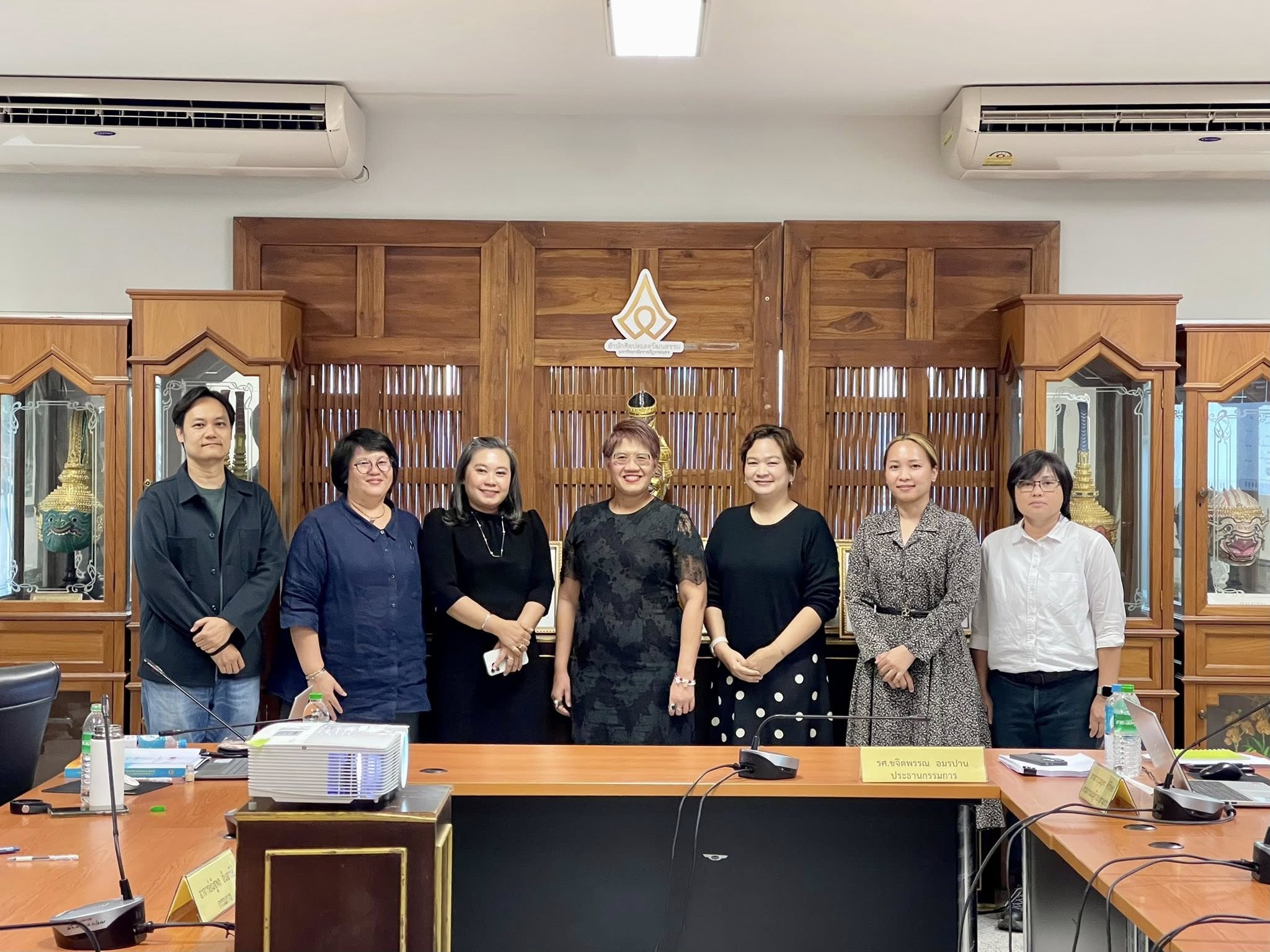 การประชุมตัดสินการประกวดออกแบบตราสัญลักษณ์งานศิลปวัฒนธรรมอุดมศึกษา ครั้งที่ ๒๔